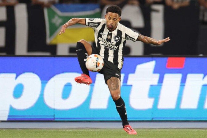 VITINHO - No mesmo nível de Pontes ofensivamente. Fechou, no entanto, melhor os espaços que o uruguaio - NOTA: 6,5 - Foto: Vitor Silva/Botafogo  