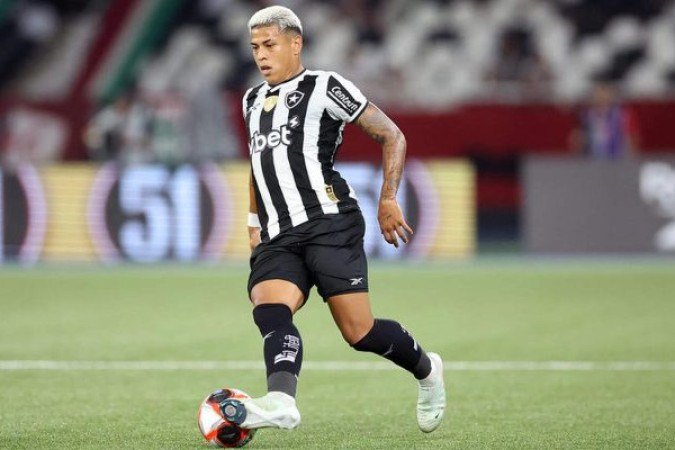 MARTINS - Encontrou espaço e, dessa vez, se redimiu. Parece que chutou com raiva para decretar o 2 a 0 - NOTA: 7,0 - Foto: Vitor Silva/Botafogo