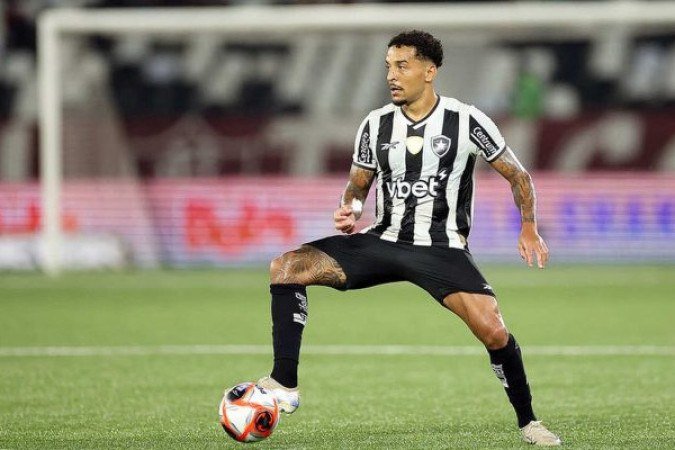 GREGORE - Complicou-se sozinho algumas vezes. Poderia ter se colocado mais à frente para dar opção de passe diante de um adversário extremamente fechado - NOTA 5,5 - Foto: Vitor Silva/Botafogo