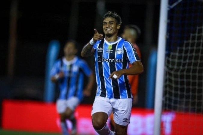 AREZ0 - Abriu o placar para o Grêmio em momento difícil do jogo, quando o time recebia vaias da torcida. Além disso, foi o jogador que mais buscou o gol pelo Tricolor.  NOTA: 7,5. Foto: LUCAS UEBEL/GREMIO