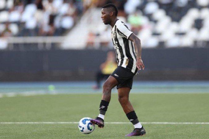 DE PAULA - Tirou o Botafogo da inÃ©rcia. Dois chutes e um na gaveta, em cobranÃ§a de falta de quem sabe. Pegou a bola e resolveu. O homem do jogo e artilheiro do Glorioso em 2025 - NOTA: 7,5 - Foto: Vitor Silva/Botafogo