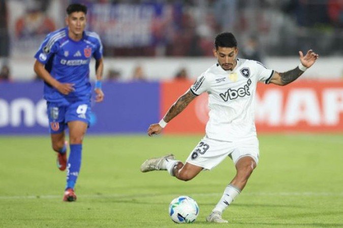 SANTI  - Inacreditável Futebol Clube o gol que perdeu. Goleiro batito e a bola redondinha, implorando para morrer na rede. Tentou de primeira e errou feio o rebote do chute de Savarino. Perdido em campo. Deixou todo mundo irritado. Saiu, no segundo tempo, para a entrada de Martins - NOTA 4.0 - Foto: Vitor Silva/Botafogo