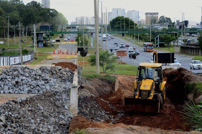 Obras na marginal da EPTG na região entre Águas Claras e Vicente Pires para a nova adutora da Caesb -  (crédito:  Carlos Vieira CB/DA Press)