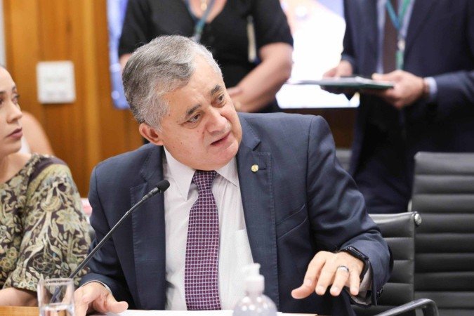 Isenção do IR é prioridade número um do governo, diz líder na Câmara Isenção do IR é prioridade número um do governo, diz líder na Câmara