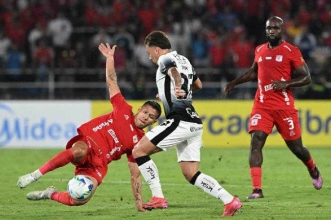O corintiano Ryan tenta sair da marcação do América em duelo nesta 3ª, em Cáli, pela Sula - (crédito: Foto: Divulgação/Conmebol) O corintiano Ryan tenta sair da marcação do América em duelo nesta 3ª, em Cáli, pela Sula - (crédito: Foto: Divulgação/Conmebol)