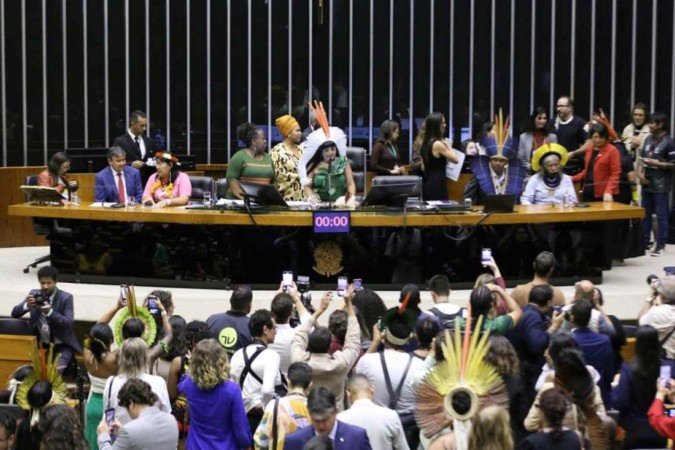 Sessão solene contou com autoridades como as ministras Sonia Guajajara e Macaé Evaristo, além da presidente da Funai, Joenia Wapichana, e a deputada Célia Xakriabá