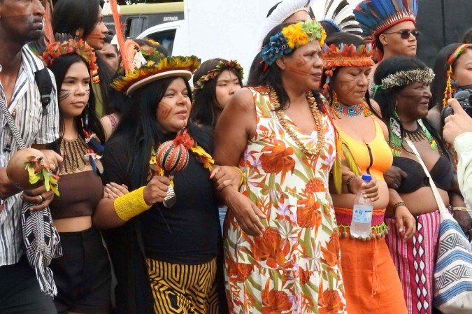Sonia Guajajara, ministra dos povos indígenas, estava presente na marcha