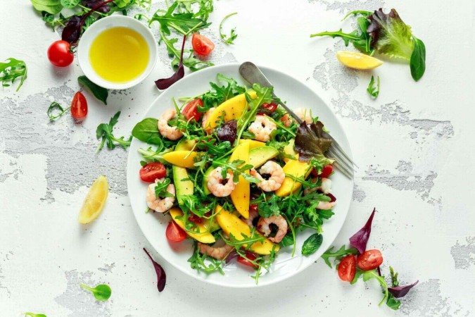 Salada verde com camarão e abacate (Imagem: DronG | Shutterstock) - (crédito: EdiCase) Salada verde com camarão e abacate (Imagem: DronG | Shutterstock) - (crédito: EdiCase)