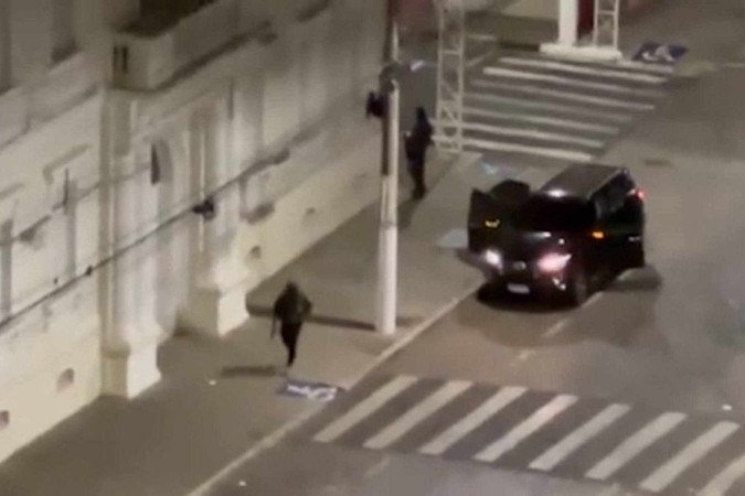Ataque de criminosos a banco Caixa, quartel da PM e Guarda Municipal de Guaxupé, no Sul de Minas - (crédito: Reprodução/ Redes Sociais ) Ataque de criminosos a banco Caixa, quartel da PM e Guarda Municipal de Guaxupé, no Sul de Minas - (crédito: Reprodução/ Redes Sociais )