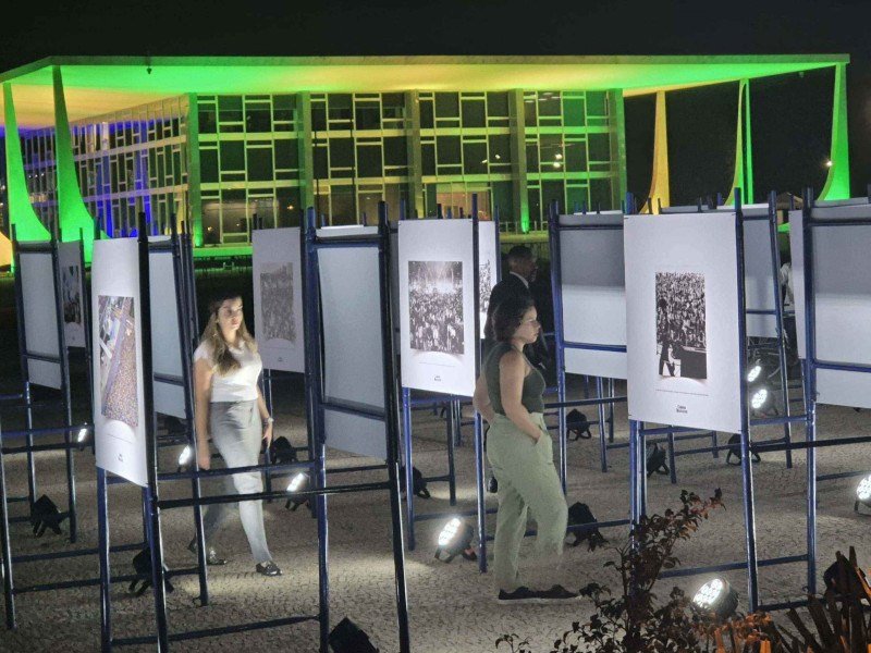 Exposição fotográfica Quando os Brasilienses se encontram do Correio Brasiliense na Casa de Chá na Praça dos Três Poderes -  (crédito:  Minervino Júnior/CB/D.A Press)