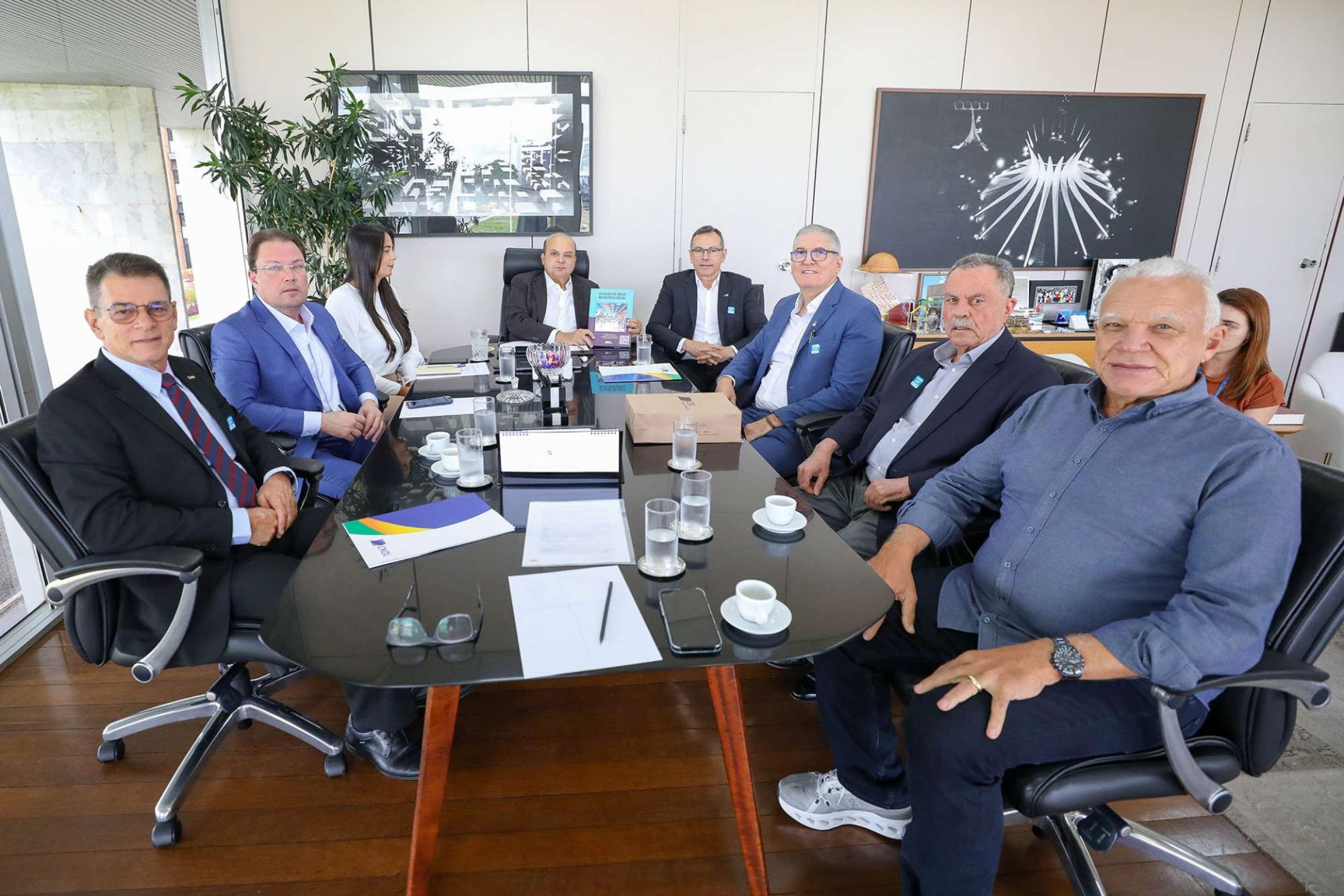 A reunião contou com os secretários de Governo, José Humberto Pires de Araújo, e de Economia, Ney Ferraz; o presidente e o ex-presidente da CDL-DF, Eduardo Pereira Rodrigues Neto e Wagner Silveira; e o diretor de Assuntos Institucionais da CDL-DF, Talal Abu Allan. 
