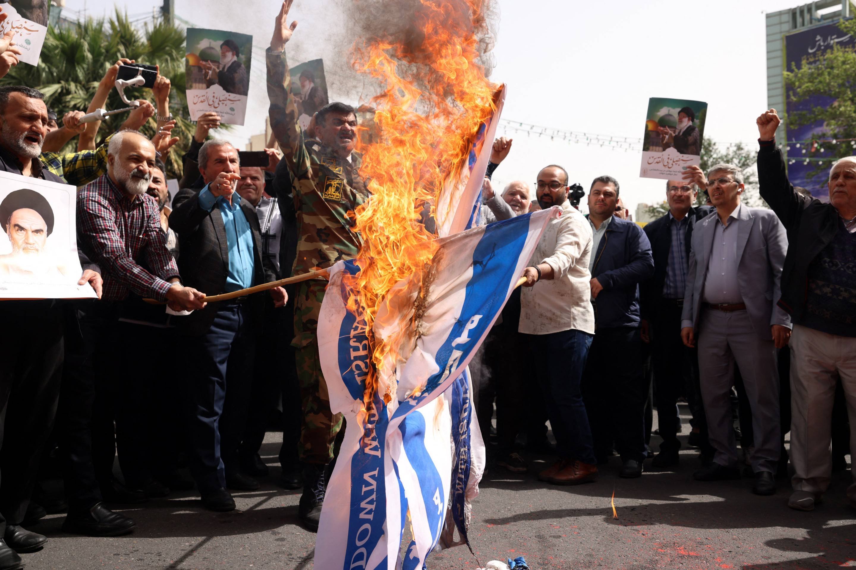 Manifestantes iranianos queimam bandeiras de Israel, em Teerã Manifestantes iranianos queimam bandeiras de Israel, em Teerã