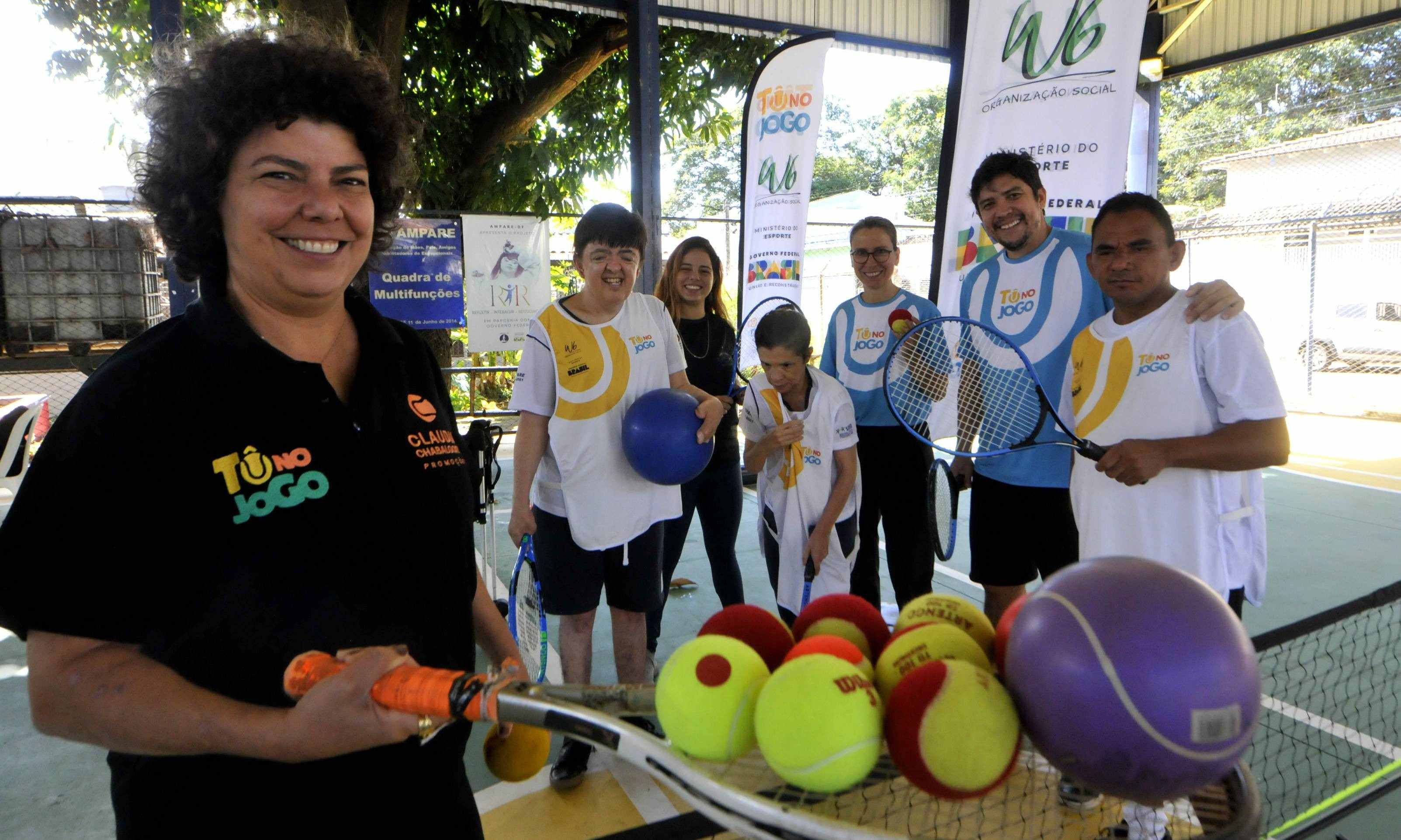 Claudia Chabalgoity é ex-tenista olímpica e coordena o projeto de tênis integrativo Tô no Jogo 09/04/2025. Ed Alves CB/DA Press. Cidades. Caderno 65 Anos de Brasilia. Na foto Ex Tenista Olimpica Claudia Chabalgoity e o Projeto To No Jogo.