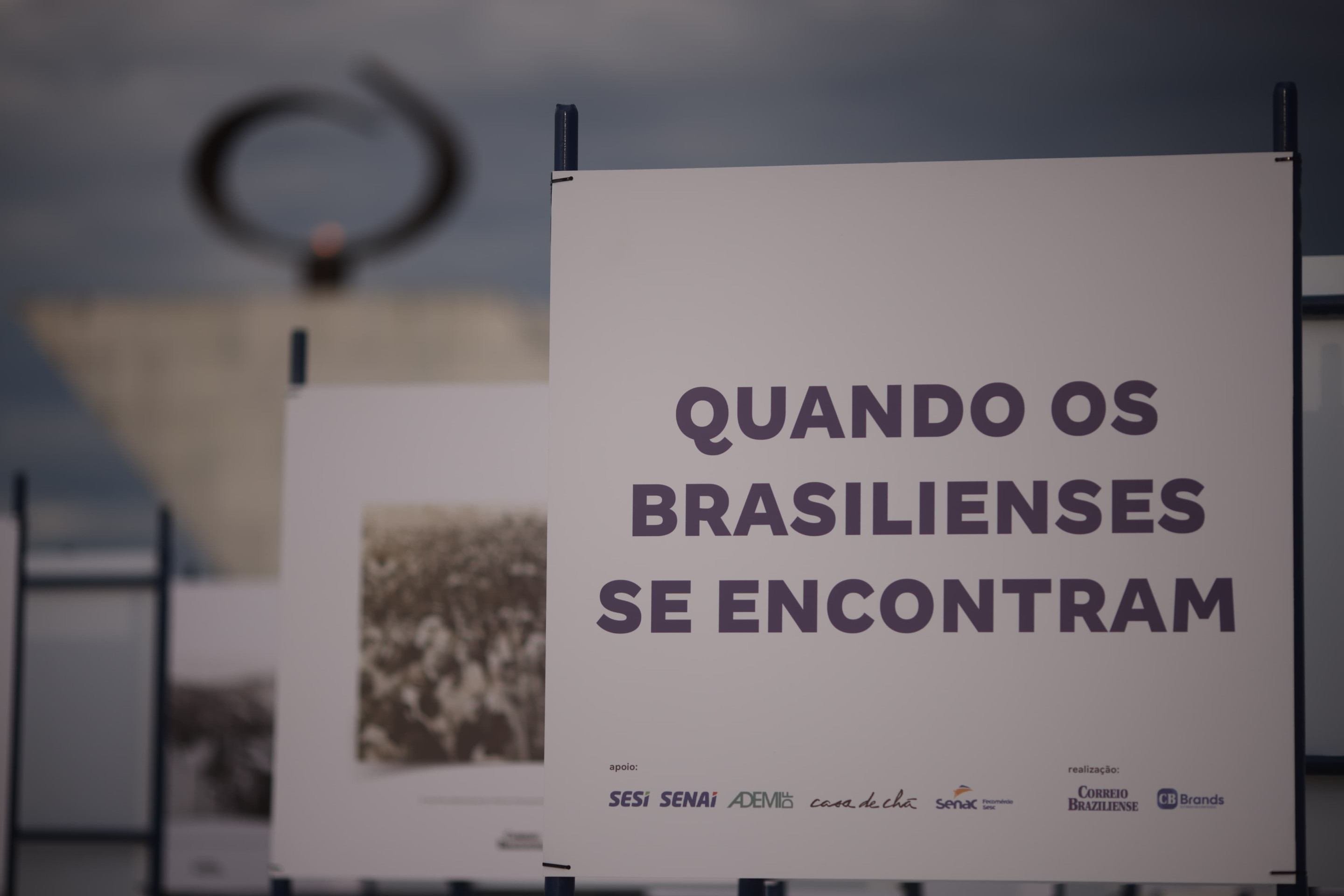 Brasilienses e turistas realizam uma visita à memória da capital