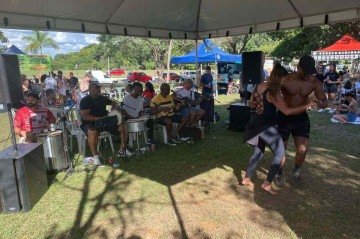 Rodrigo caiu na dança sob o pagode do Rapaziada Nota Mil -  (crédito: Henrique Sucena)