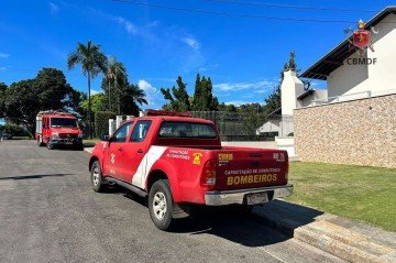 Trabalhador, de 30 anos, morre ao cair de telhado no Lago Sul - (crédito: Divulgação/CBMDF) Trabalhador, de 30 anos, morre ao cair de telhado no Lago Sul - (crédito: Divulgação/CBMDF)