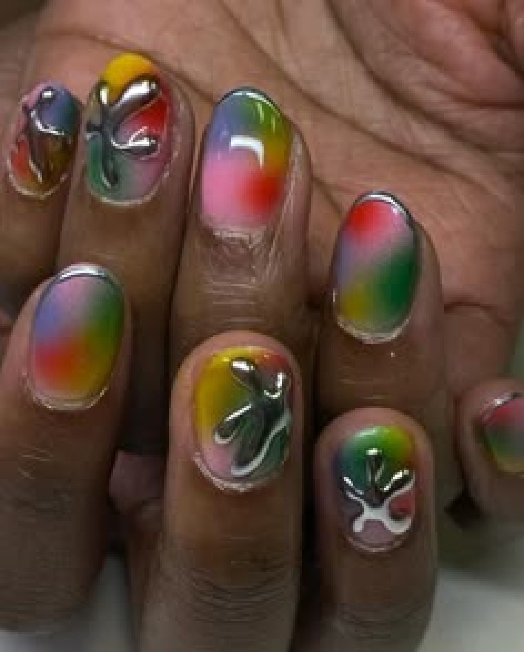 As nail arts em m&eacute;dia demoram uma hora e meia para serem feitas 