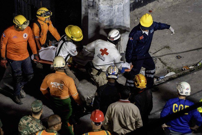 Mais de 300 socorristas continuam trabalhando entre tijolos, chapas de zinco e barras de aço na área da casa noturna Jet Set, na capital Santo Domingo - (crédito: sco SPOTORNO / AFP) Mais de 300 socorristas continuam trabalhando entre tijolos, chapas de zinco e barras de aço na área da casa noturna Jet Set, na capital Santo Domingo - (crédito: sco SPOTORNO / AFP)