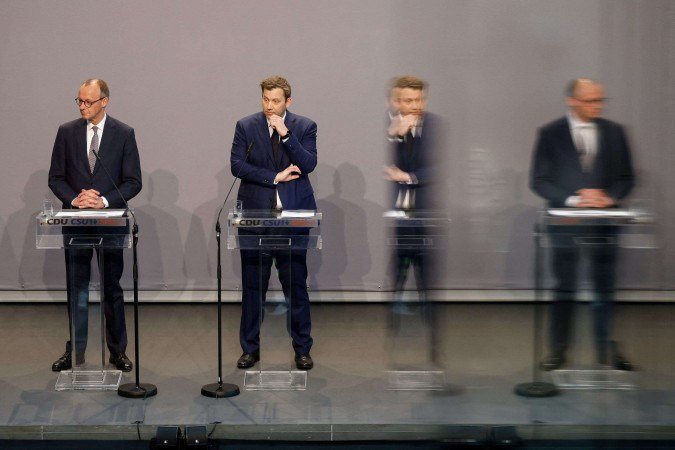 As imagens do líder dos conservadores, Friedrich Merz (E), e do vice dos social-democratas, Lars Klingbeil, refletidas no vidro, em Berlim - (crédito: Odd Andersen/AFP) As imagens do líder dos conservadores, Friedrich Merz (E), e do vice dos social-democratas, Lars Klingbeil, refletidas no vidro, em Berlim - (crédito: Odd Andersen/AFP)