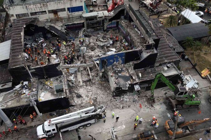 Bombeiros trabalham no prédio destruído da Jet Set, em Santo Domingo - (crédito: Alfred Davies/AFP) Bombeiros trabalham no prédio destruído da Jet Set, em Santo Domingo - (crédito: Alfred Davies/AFP)