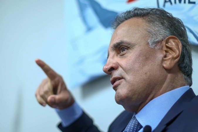 Aécio Neves, novo presidente nacional do PSDB, é o entrevistado do CB.Poder