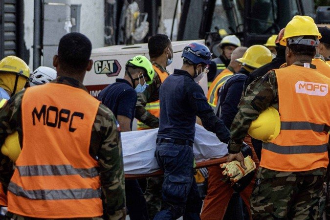 Equipes de resgate carregam o corpo de uma vítima na boate Jet Set um dia após o desabamento do teto em Santo Domingo, em 9 de abril de 2025      