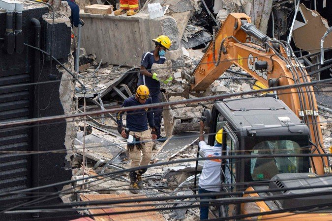 Equipes de resgate trabalham na boate Jet Set um dia após o desabamento do teto em Santo Domingo, em 9 de abril de 2025      