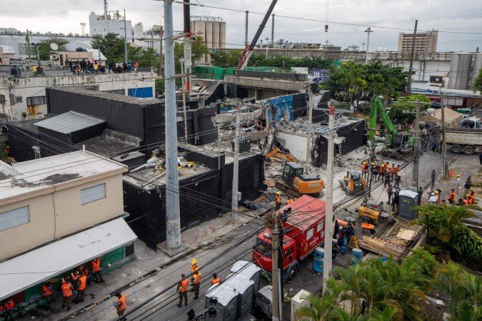 Equipes de resgate trabalham na boate Jet Set um dia após o desabamento do teto em Santo Domingo, em 9 de abril de 2025      