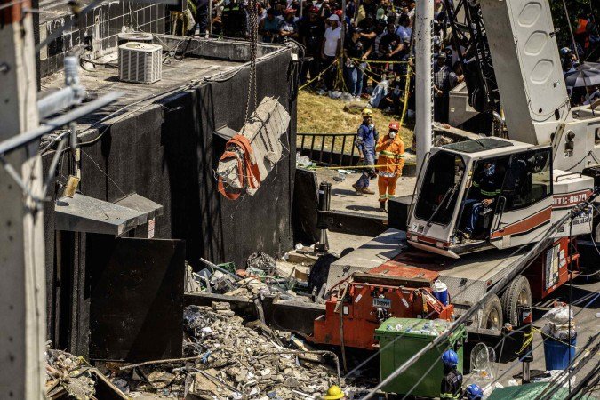 Equipes da defesa civil e bombeiros trabalham na boate Jet Set após o desabamento do teto em Santo Domingo, em 8 de abril de 2025      