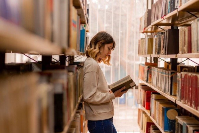 Ler ajuda a compreender melhor o mundo ao redor e ampliar os horizontes (Imagem: Gorgev | Shutterstock) - (crédito: EdiCase) Ler ajuda a compreender melhor o mundo ao redor e ampliar os horizontes (Imagem: Gorgev | Shutterstock) - (crédito: EdiCase)