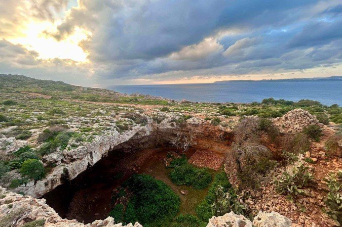 Área em que está a caverna onde ficaram preservados por séculos os vestígios em Latnija, no norte de Mellie, em Malta - (crédito: Huw Groucutt/Divulgação ) Área em que está a caverna onde ficaram preservados por séculos os vestígios em Latnija, no norte de Mellie, em Malta - (crédito: Huw Groucutt/Divulgação )