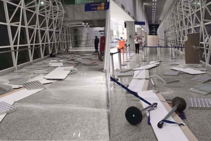 Fotografias publicadas nas redes sociais mostram o forro caído próximo à área de entrada nas aeronaves - (crédito: X/Reprodução) Fotografias publicadas nas redes sociais mostram o forro caído próximo à área de entrada nas aeronaves - (crédito: X/Reprodução)