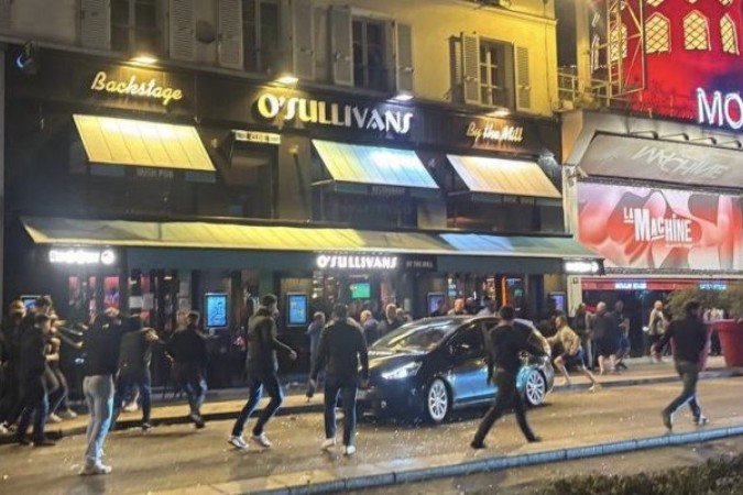 Violência entre torcedores do PSG e Aston Villa causa alerta em autoridades - (crédito: Foto: Reprodução) Violência entre torcedores do PSG e Aston Villa causa alerta em autoridades - (crédito: Foto: Reprodução)