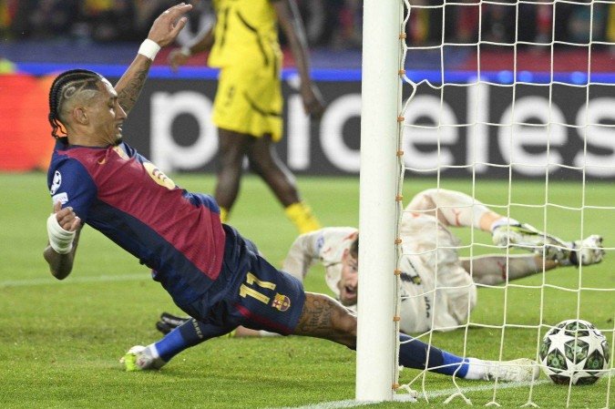 Artilheiro da competição com 12 gols, o brasileiro Raphinha é um dos destaques do Barcelona na busca pela classificação às semis  -  (crédito: Josep Lago/AFP)