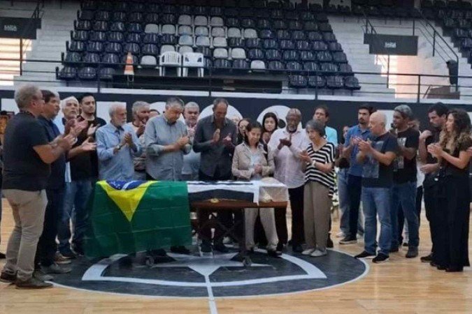 Placa com o molde das mãos de Manga estava exposto em seu velório - (crédito: Foto: Divulgação/ Botafogo) Placa com o molde das mãos de Manga estava exposto em seu velório - (crédito: Foto: Divulgação/ Botafogo)