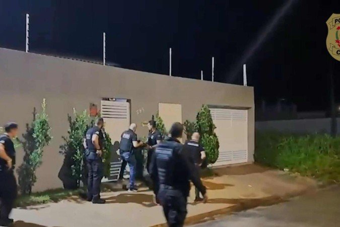 Materiais probatórios relevantes, tais como equipamentos eletrônicos, documentos e mídias de armazenamento foram resgatados na operação - (crédito: Divulgaçãpo/PCDF) Materiais probatórios relevantes, tais como equipamentos eletrônicos, documentos e mídias de armazenamento foram resgatados na operação - (crédito: Divulgaçãpo/PCDF)