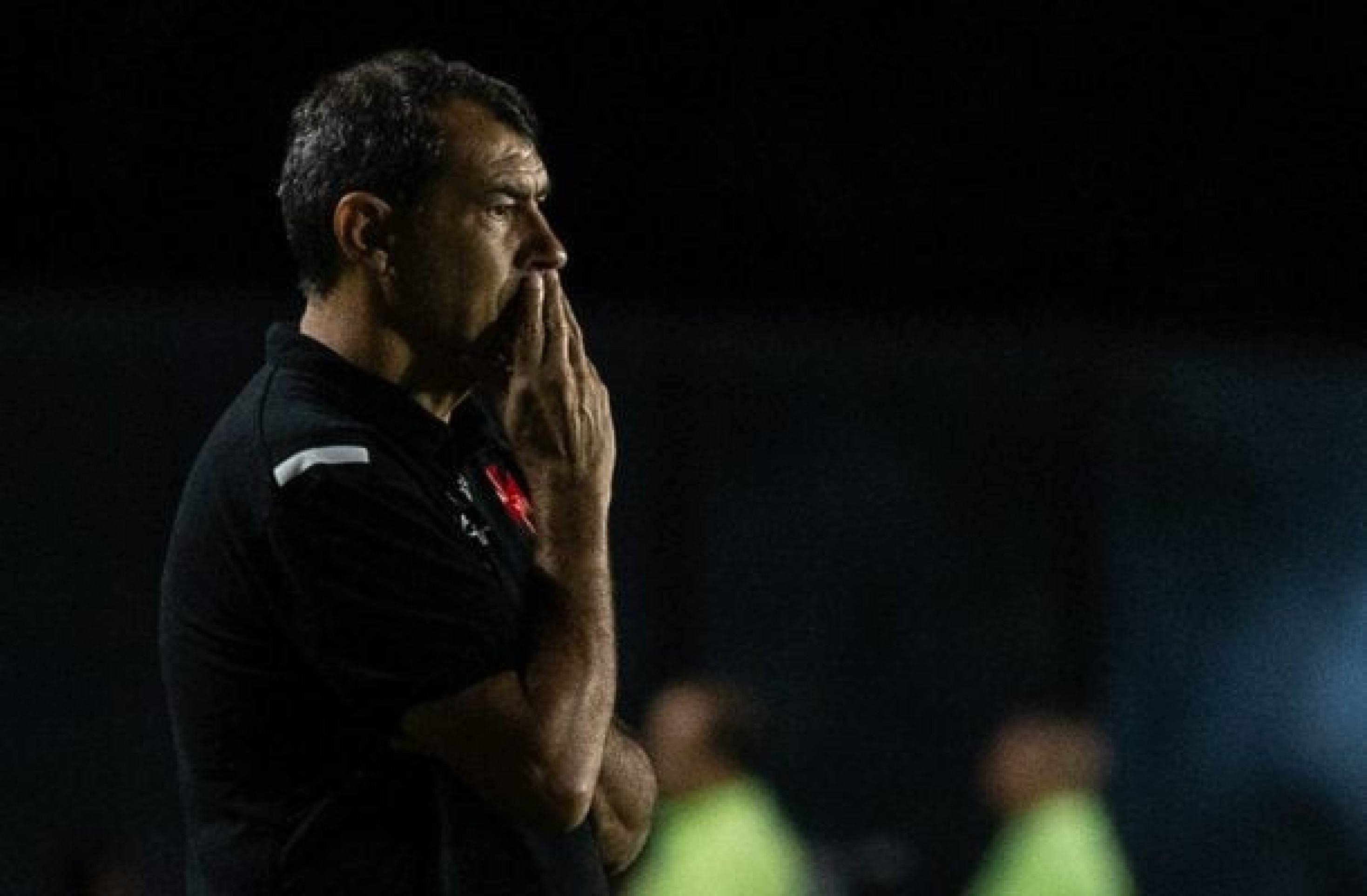 Em meio à maratona, Carille explica ausência de Jair no Vasco