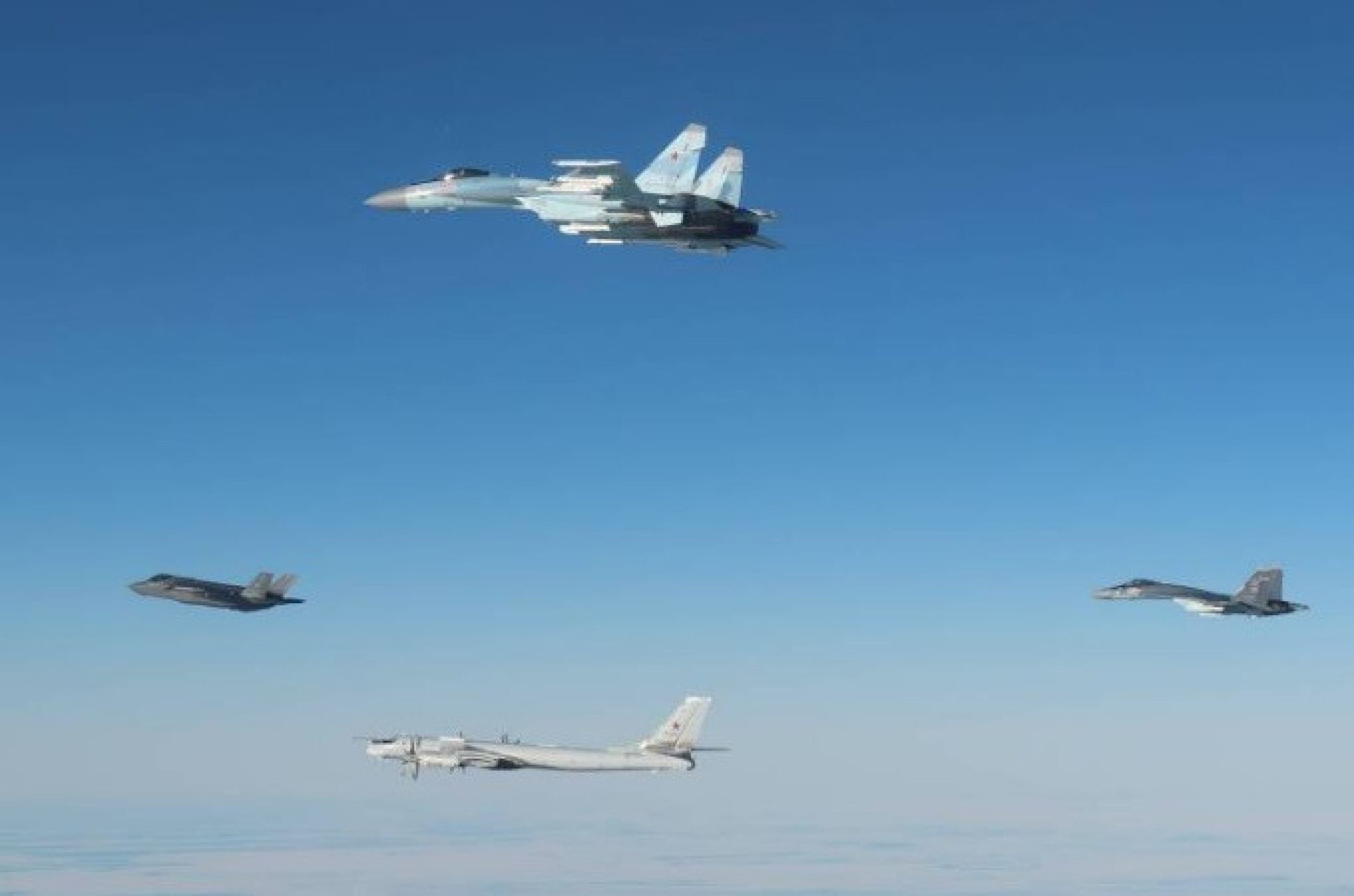 Caças da Rússia e dos EUA quase colidem no Alasca; veja vídeo