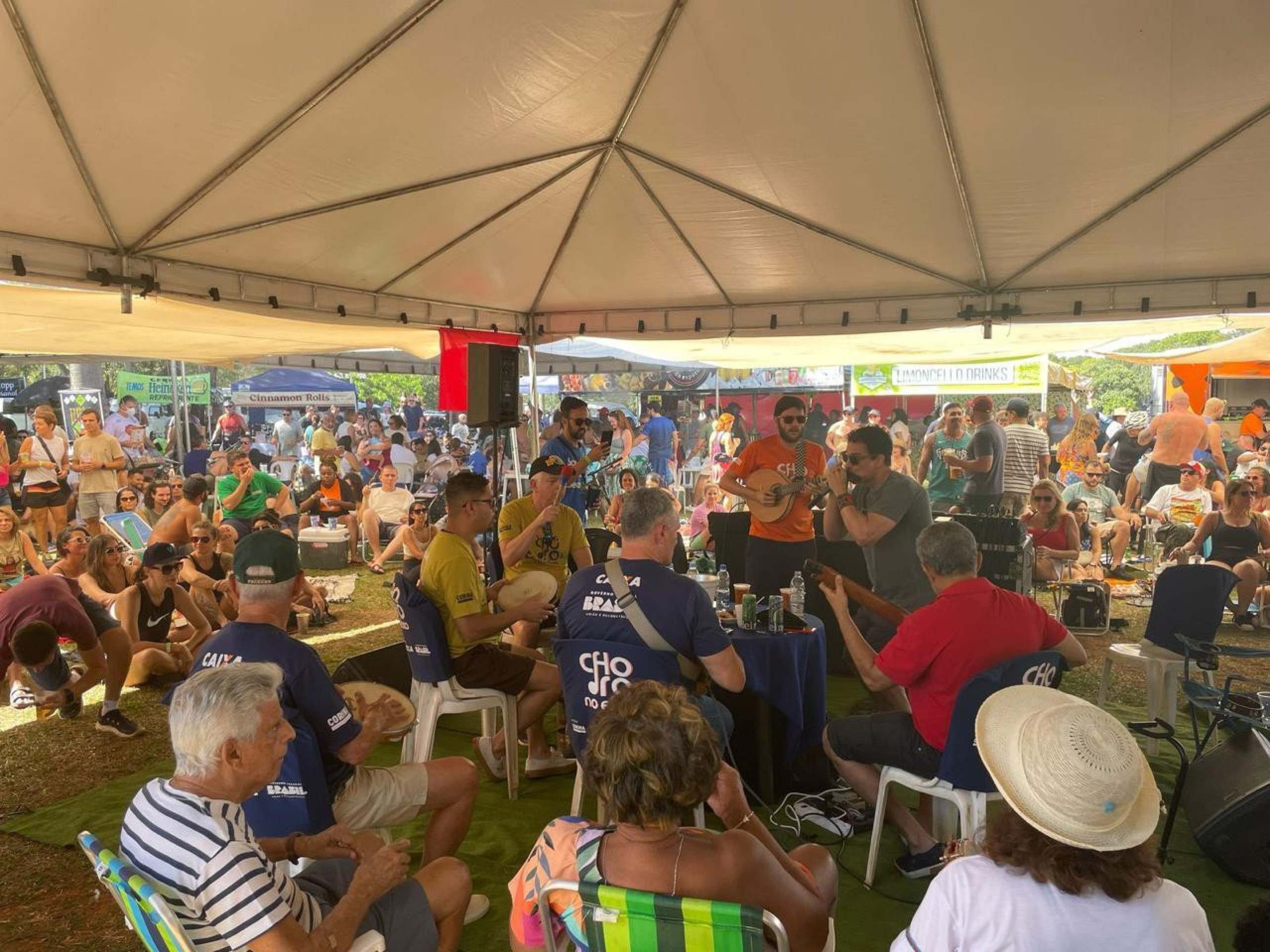Tradicional chorinho brasiliense atrai pessoas de todas as idades para curtir o domingo no Eixão