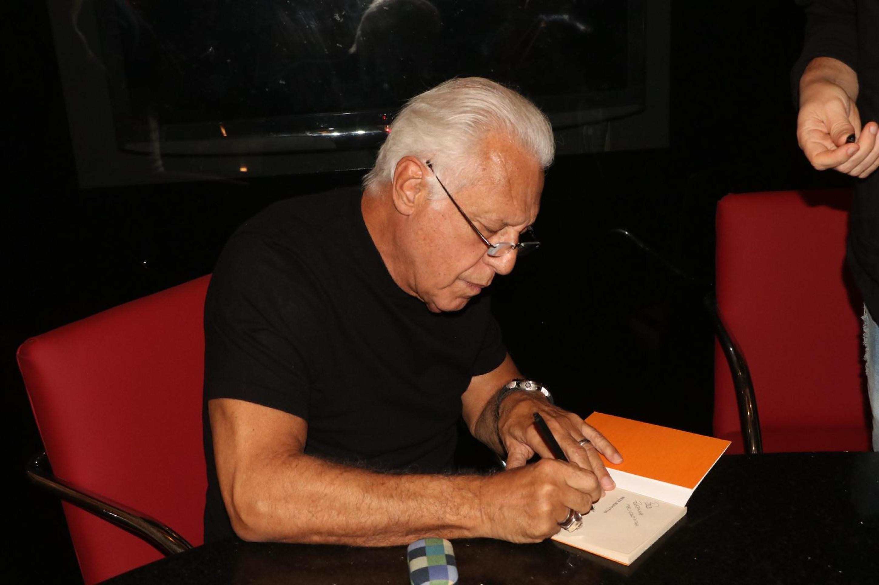 Antônio Fagundes lança livro no Rio com presença discreta de famosos