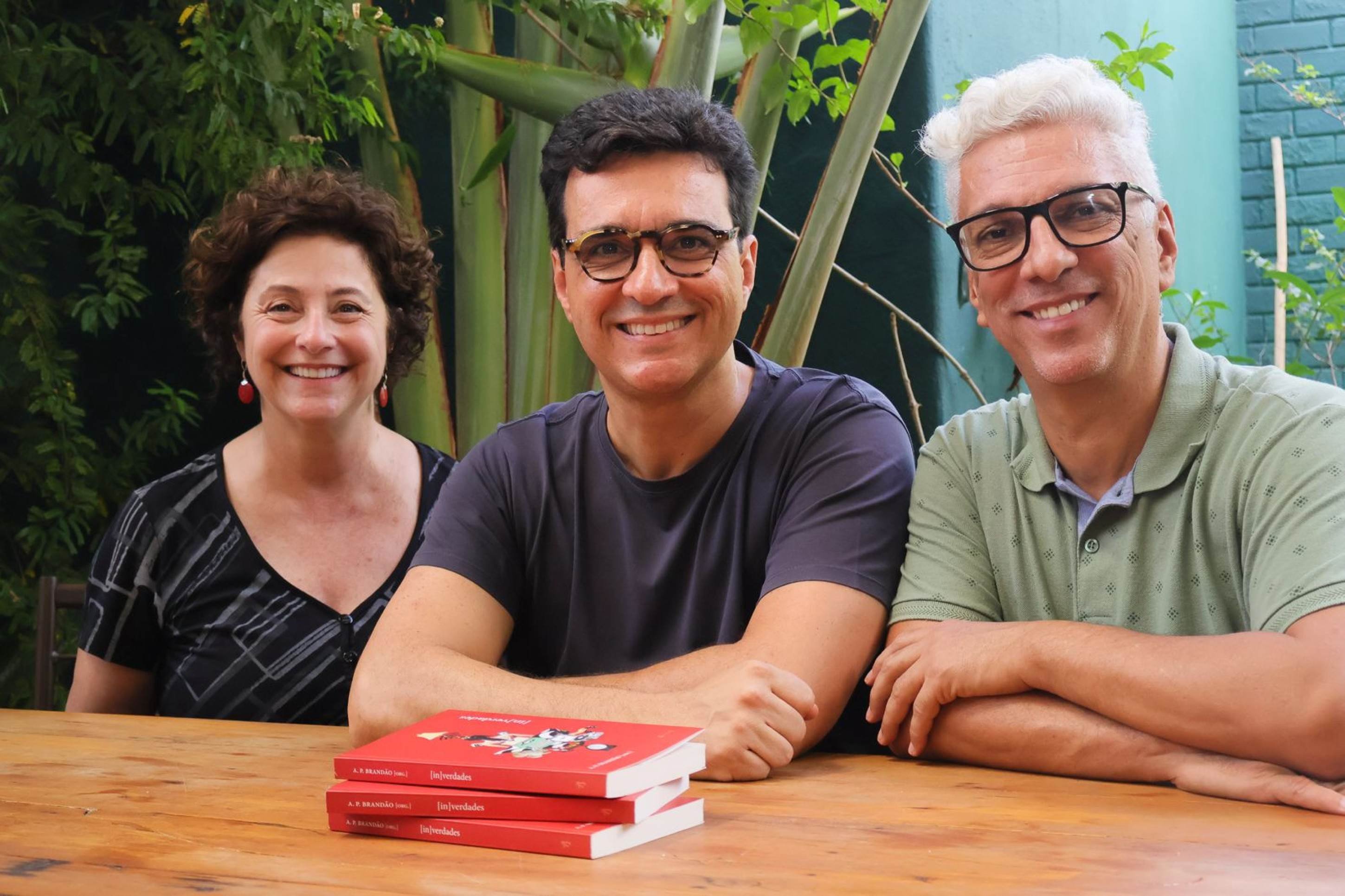 Autores da coletânea (In)verdades em lançamentos ao redor do país