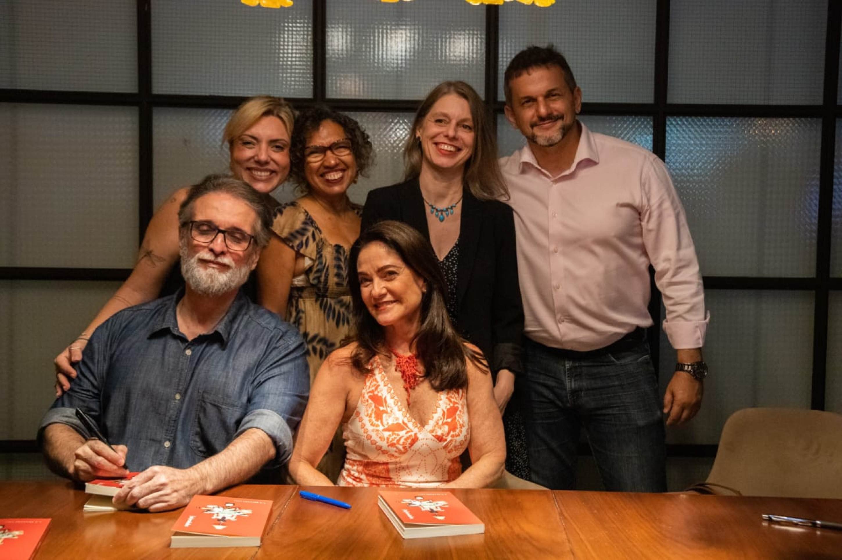 Autores da coletânea (In)verdades em lançamentos ao redor do país