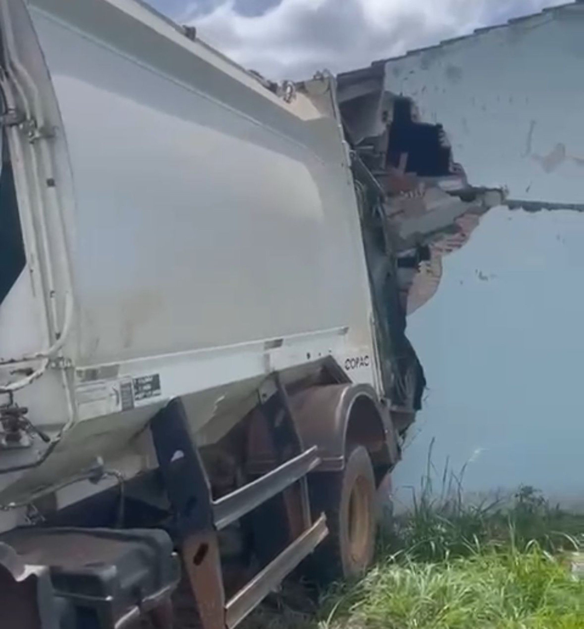 Caminhão de lixo desgovernado arrasta carro e colide com casa em Luziânia