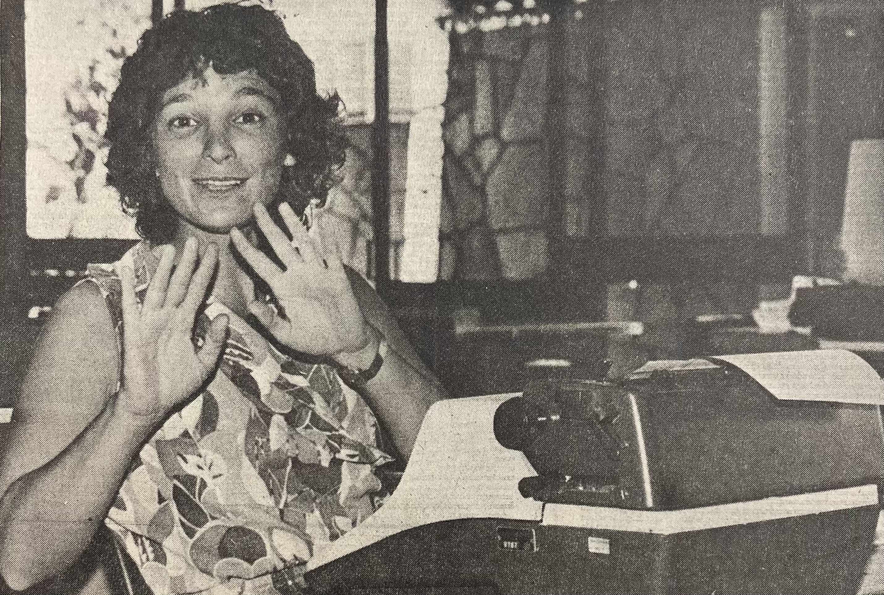 Fevereiro de 1982. Crédito: Arquivo CB/ Reprodução. Jornalista Cora Rónai na Redação do Correio Braziliense. CB, 16/02/1982. 