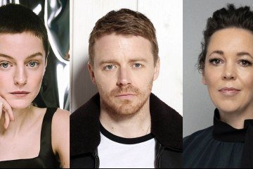 Emma Corin (Elizabeth Bennet), Jack Lowden (Sr. Darcy) e Olivia Colman (Sra. Bennet) - (crédito: Netflix) Emma Corin (Elizabeth Bennet), Jack Lowden (Sr. Darcy) e Olivia Colman (Sra. Bennet) - (crédito: Netflix)