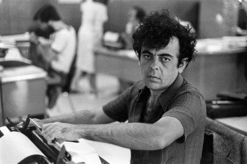 Foto clássica de Glauber Rocha na antiga redação do Correio  -  (crédito: Arquivo CB/CB/D.A Press)