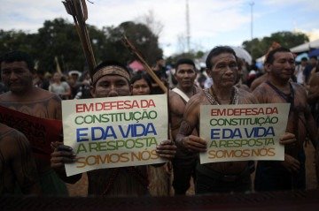 Indígenas Munduruku participam de manifestação durante o Acampamento Terra Livre, em Brasília -  (crédito: MAURO PIMENTEL / AFP)