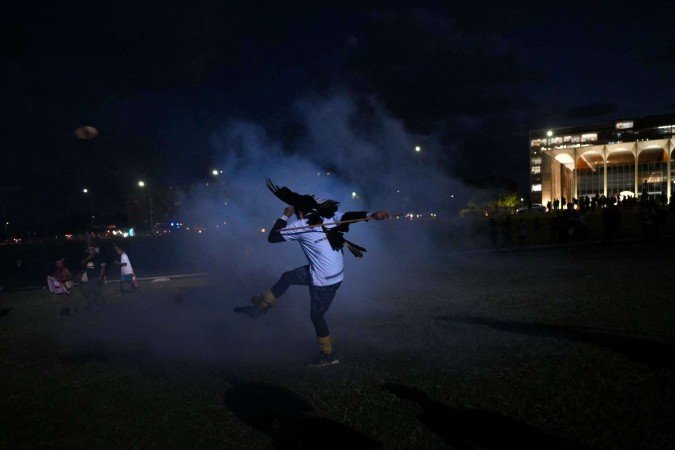 A Câmara informou que os indígenas romperam a linha de defesa da Polícia Federal do DF, derrubando os gradis e invadindo o gramado do Congresso - (crédito: AFP) A Câmara informou que os indígenas romperam a linha de defesa da Polícia Federal do DF, derrubando os gradis e invadindo o gramado do Congresso - (crédito: AFP)