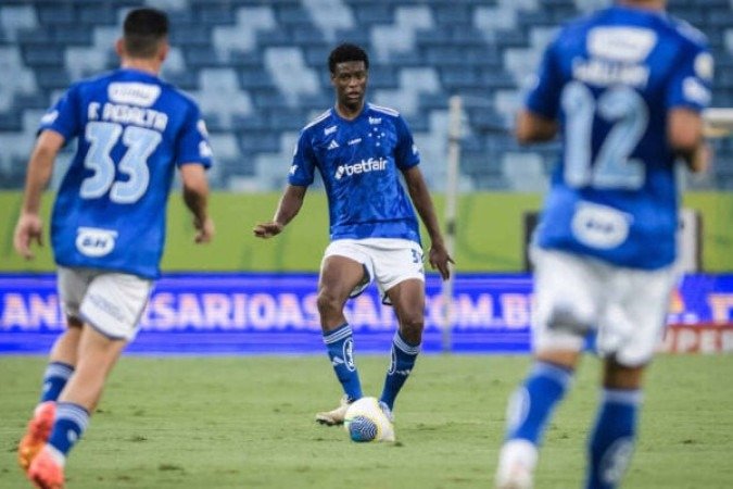 JONATHAN JESUS - Foi inseguro. Não foi bem no jogo aéreo, teve dificuldade com a bola no pé e fez faltas bobas. NOTA: 4,0 - Foto: Gustavo Aleixo/Cruzeiro