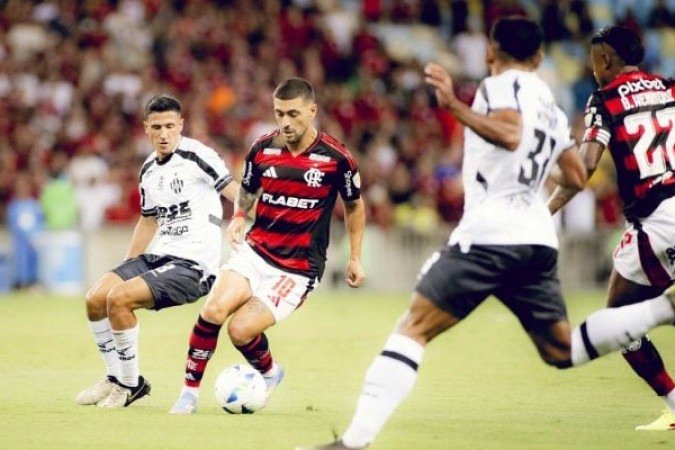 ARRASCAETA – Jogou bastante avançado, sempre perto da área e trabalhando a bola com qualidade. Quase marcou no primeiro tempo; o goleiro Aguerre salvou com o pé. Diminuiu sua força ofensiva com o passar do tempo e foi substituído por Luiz Araújo aos 25 da etapa final.  NOTA: 6,0 Foto: Adriano Fontes/ Flamengo